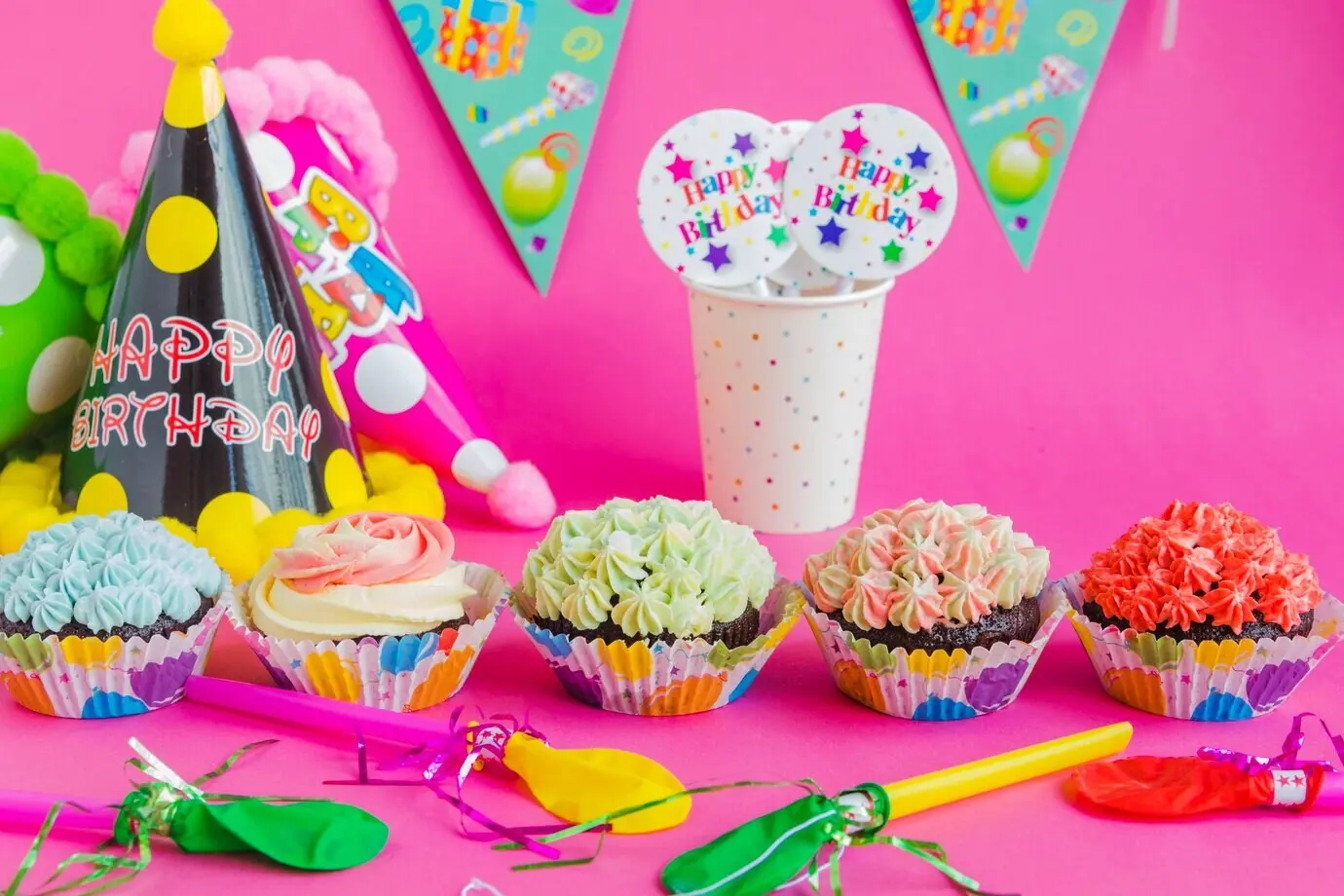 Декор для дня рождения на розовом фоне